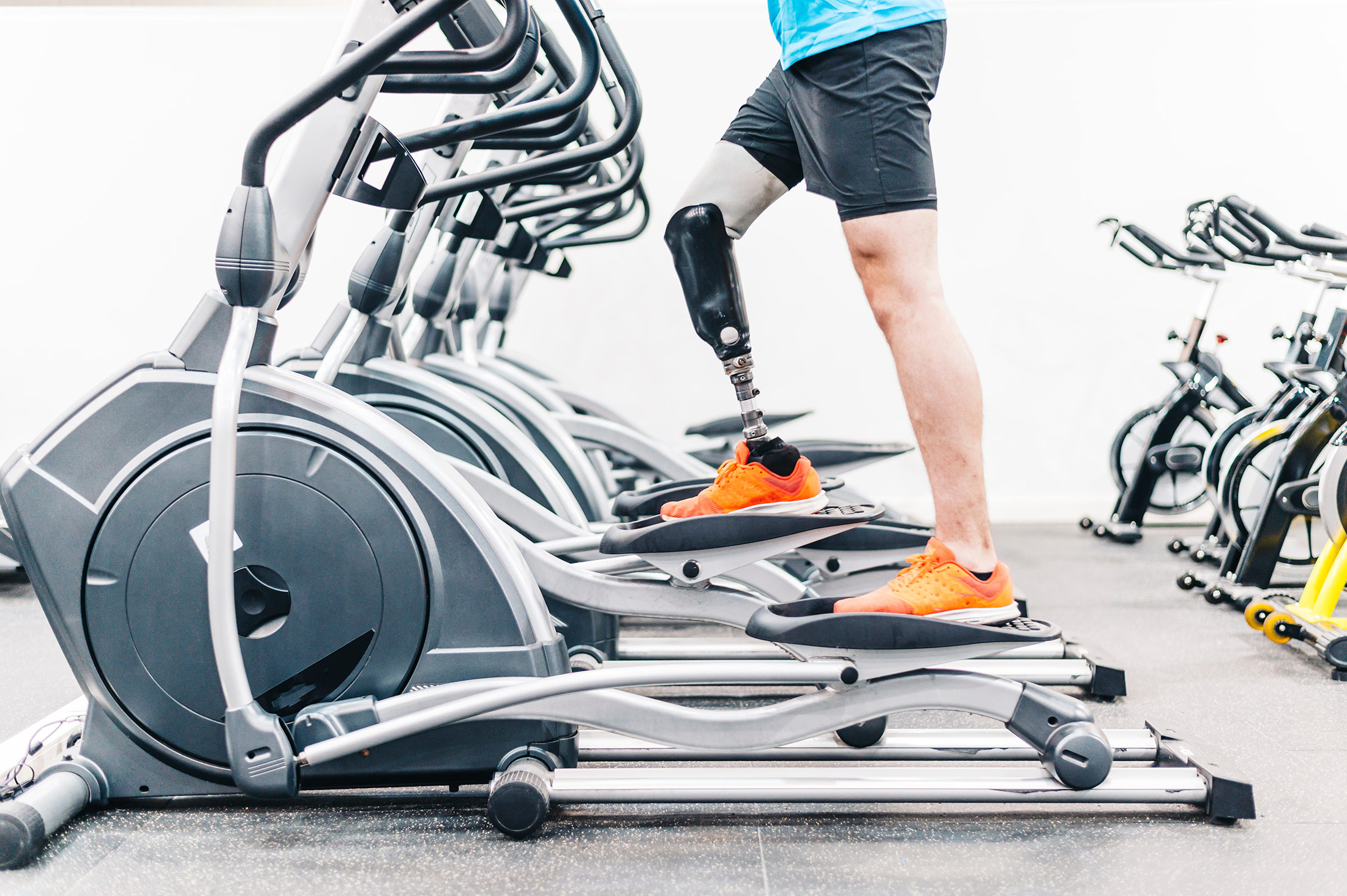 Foto eines Mannes mit einer Prothese auf einem Ergometer