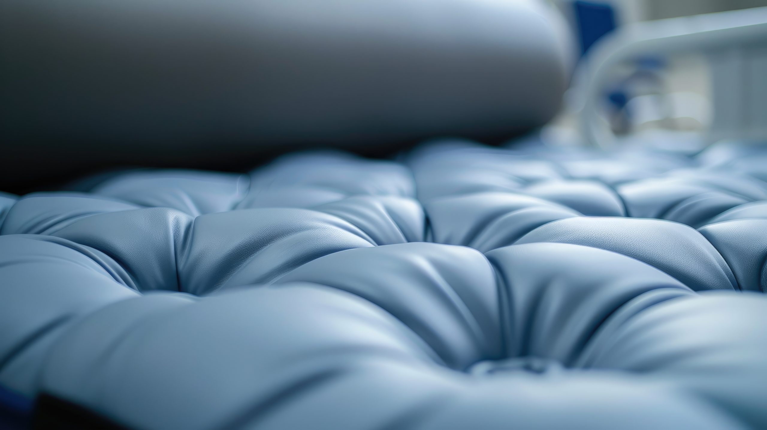 Materialstruktur einer Luftmatratze zur Druckentlastung und Vorbeugung von Druckgeschwüren Ein hygienisiertes Krankenhausbett, das mit einer Lederluftmatratze für Patienten ausgestattet ist