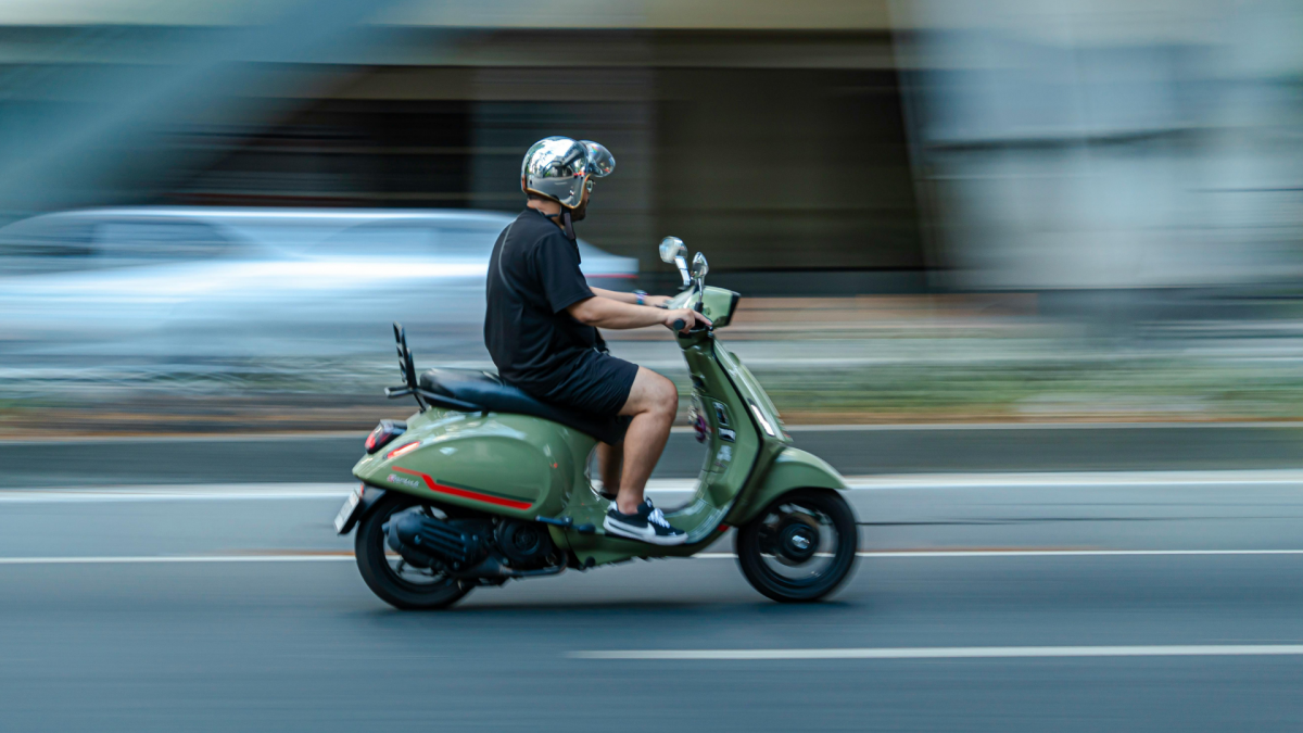 Roller fährt auf Straße